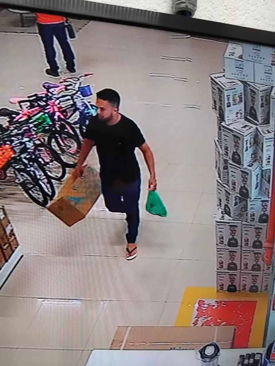 Homem furta caixa de som de supermercado em Capanema.